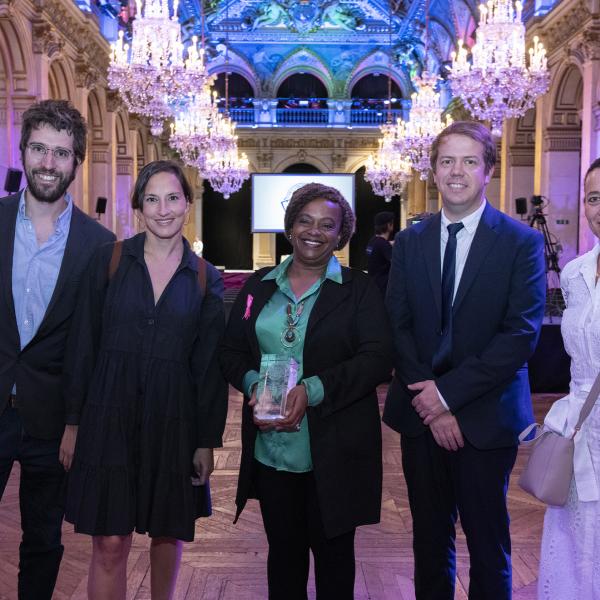 Lauéate du Prix Pro Bono Francophone - Me Francine Aka-Anghui et les représentants de Justice Pro Bono et de la représentation du Québec en France